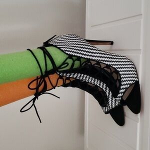 Zara Basic Collection peeptoe lace up ankle. Women size 40 , black white woven.